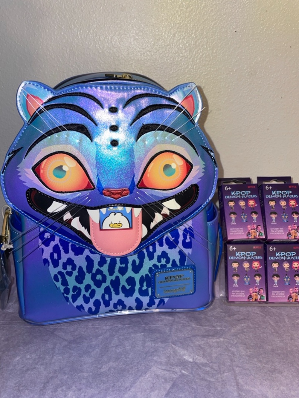 Exclusive Loungefly KPop Demon Hunters Derpy Light Up Glow Mini Backpack & Pins - Picture 3 of 16